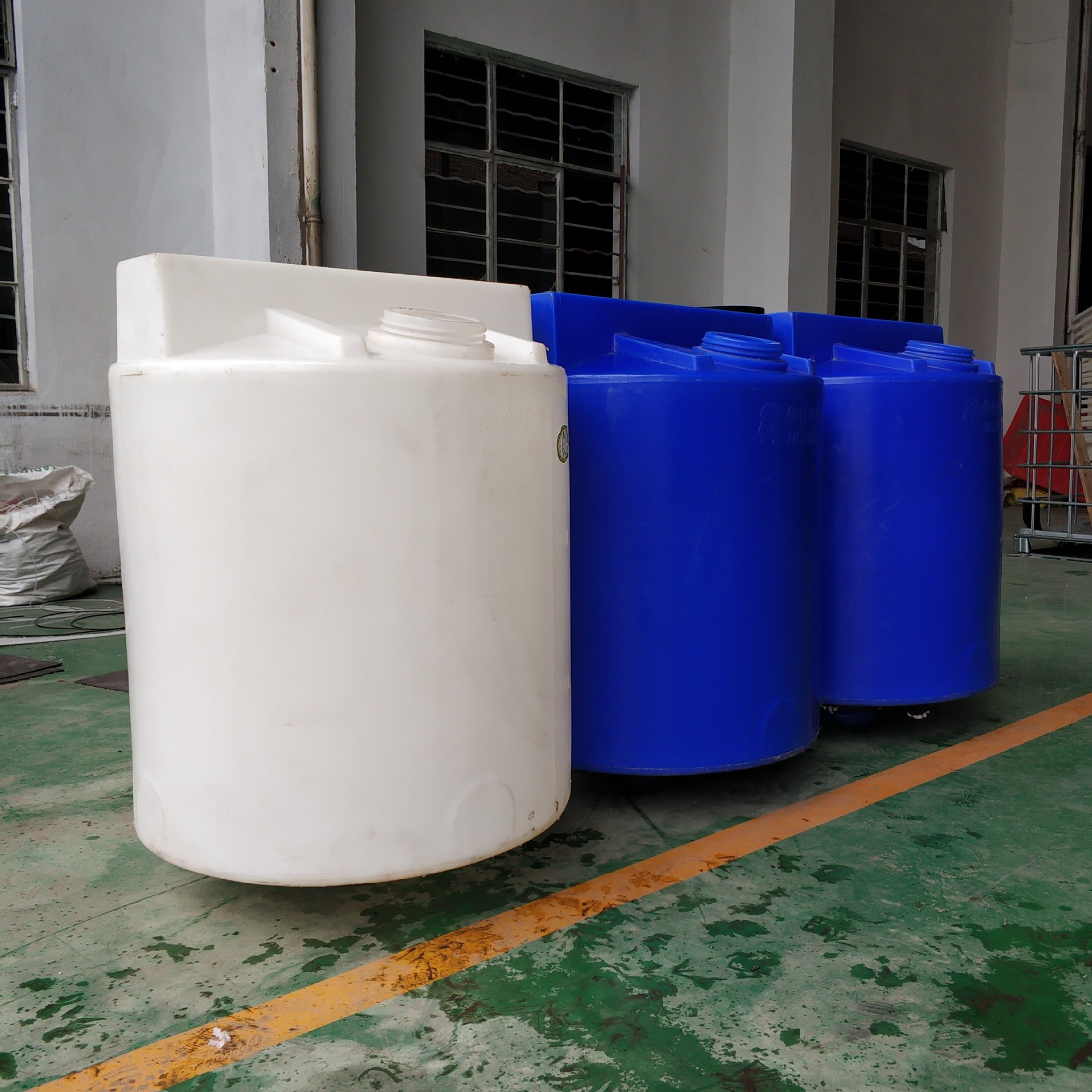 批发沧州市1吨锥底加药箱 化工专用锥底加药箱操作步骤