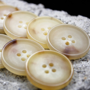 天然细边盆形四眼米黄色真牛角纽扣 英伦风女士西装大衣花牛角扣