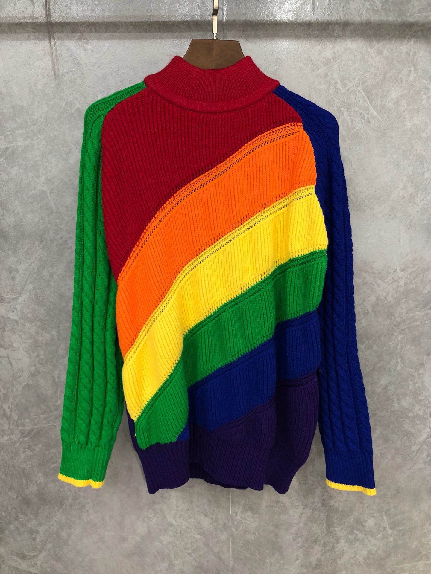 新款彩色镂空毛衣彩虹条纹麻花高领毛衣搭配短裤也是不错的选择!