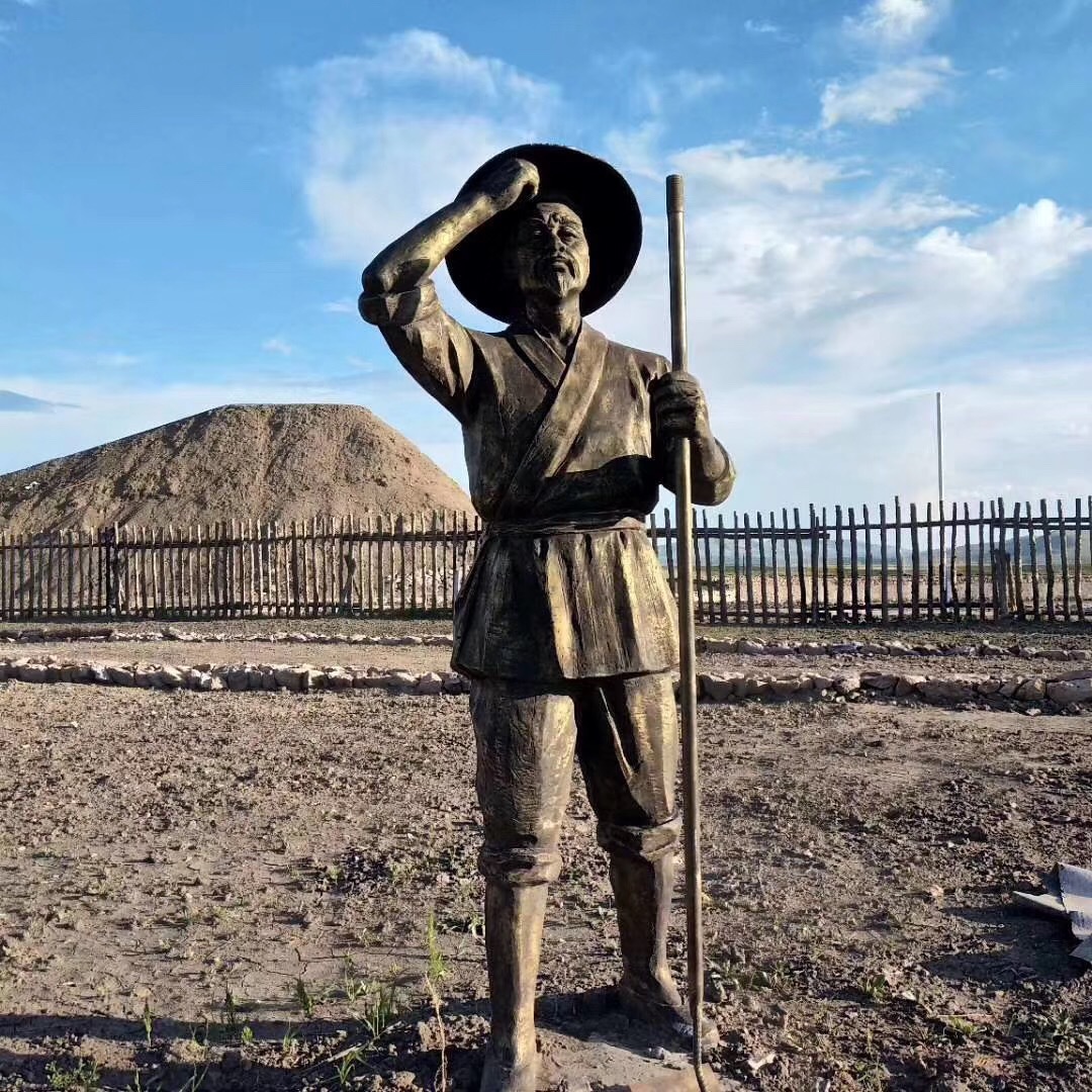 仿铜人农耕题材玻璃钢雕塑 耕种锄地农民伯伯雕塑