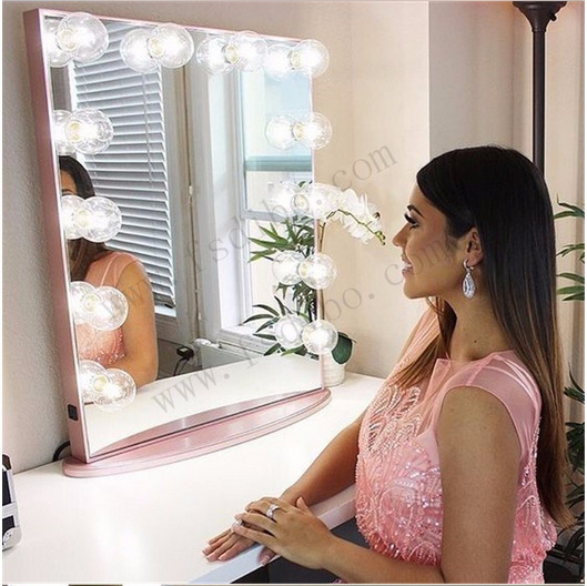 为什么好莱坞电影里化妆间镜面上会有那么灯泡装饰?