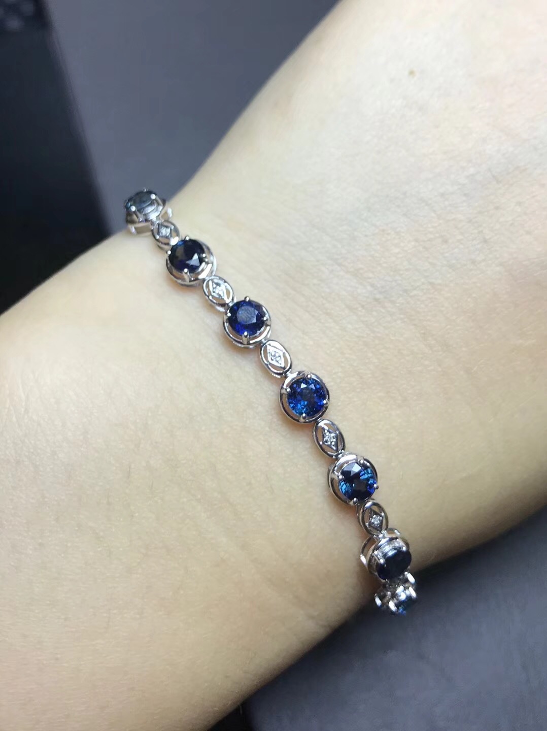 18k镶嵌珠宝蓝宝石手链颜色漂亮伴南非钻石送精美包装盒珠宝圆通