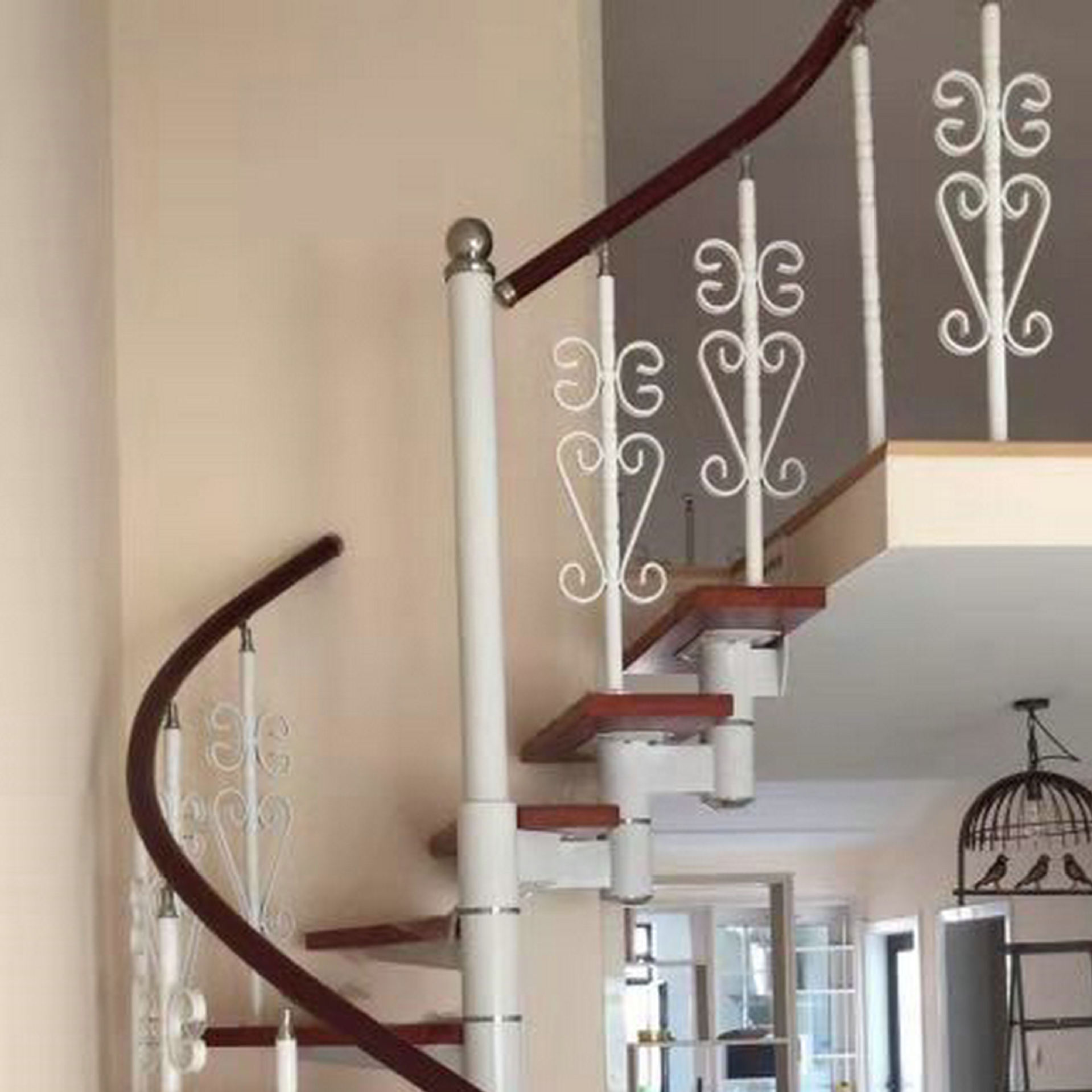 室内 欧式风格铁艺立柱旋转楼梯钢木 家用复式成品楼梯批发