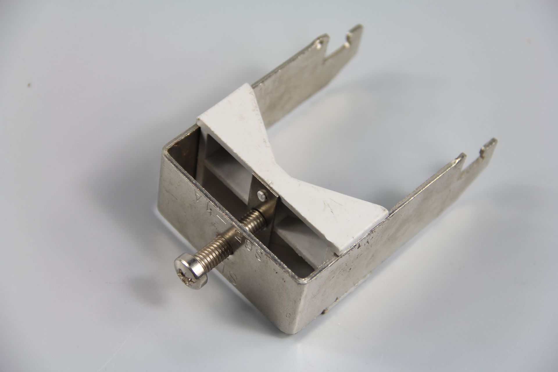 电工管夹c型钢电工管夹型钢固定卡c型钢管道固定夹