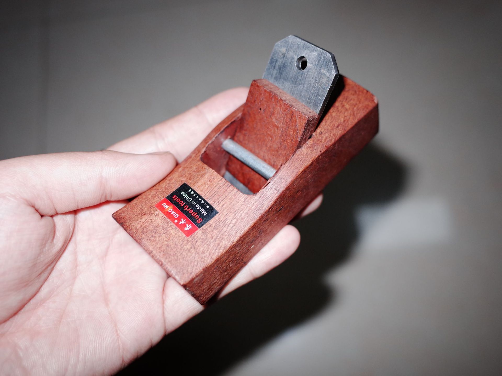 本厂生产的迷你小刨采用东南亚优质木材,配有65锰钢刨刀,经久耐用