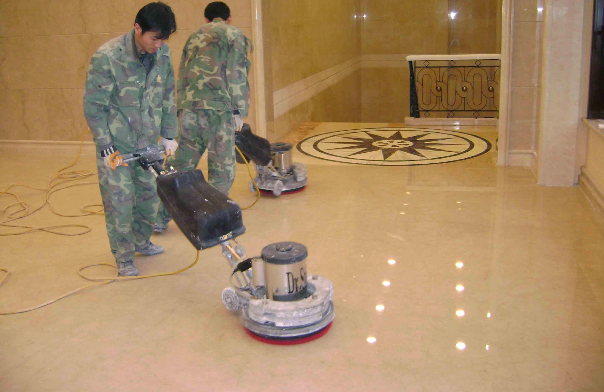 均匀,平整,光滑,天然,清澈,有镜面感觉,显现石材天然色泽. 6 .