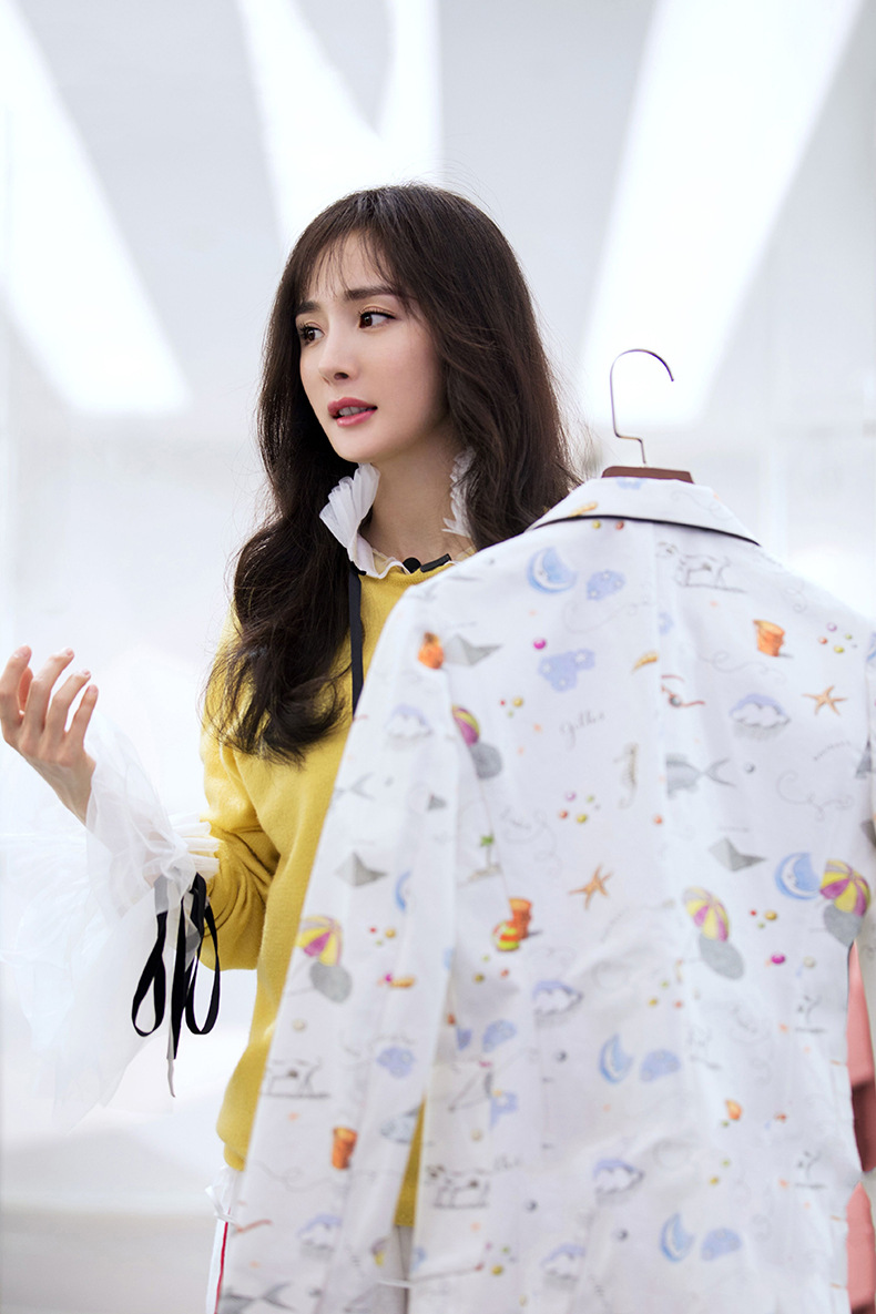 2018秋季明星杨幂同款锡兰黄毛衣白色荷叶喇叭袖白色系带衬衫套装