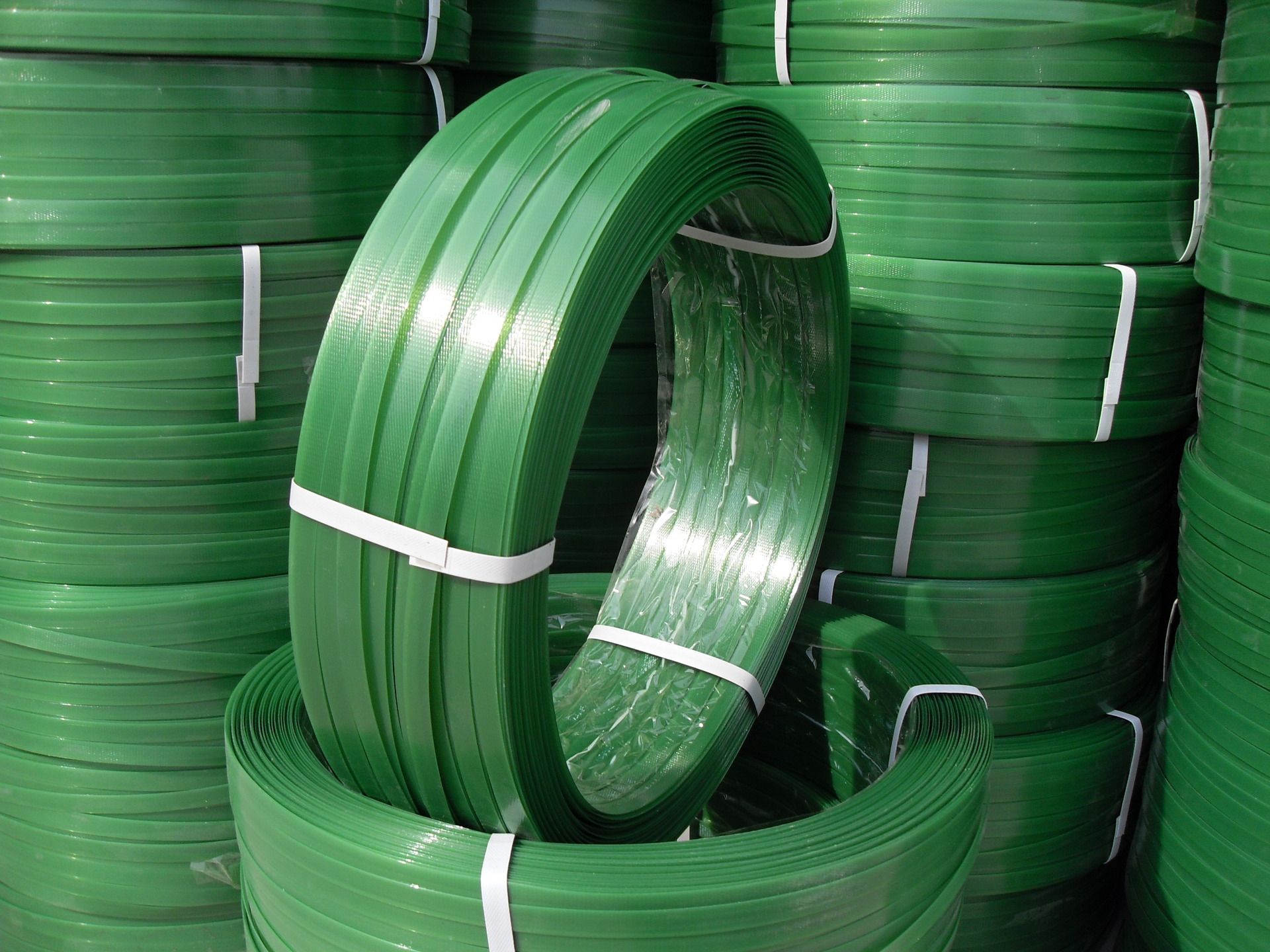 供应 定做1608绿色pet塑钢打包带 手动塑料包装带 塑.