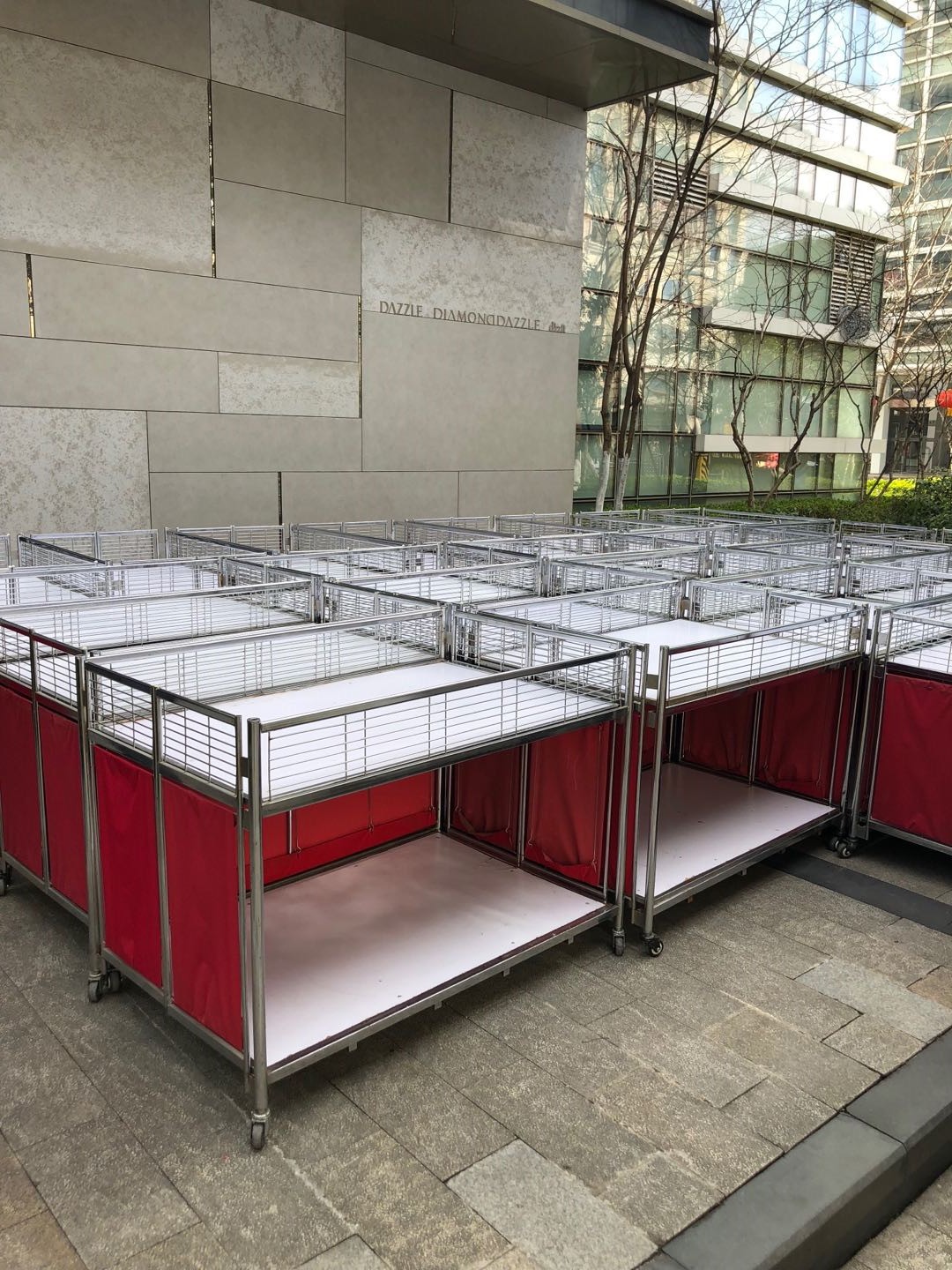 服饰,服装,特卖会,促销花车,促销台,货架租赁,出租服务