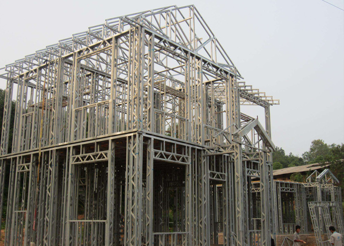 一,轻钢龙骨       轻钢别墅的主体结构由轻钢龙骨搭建而成,具有高