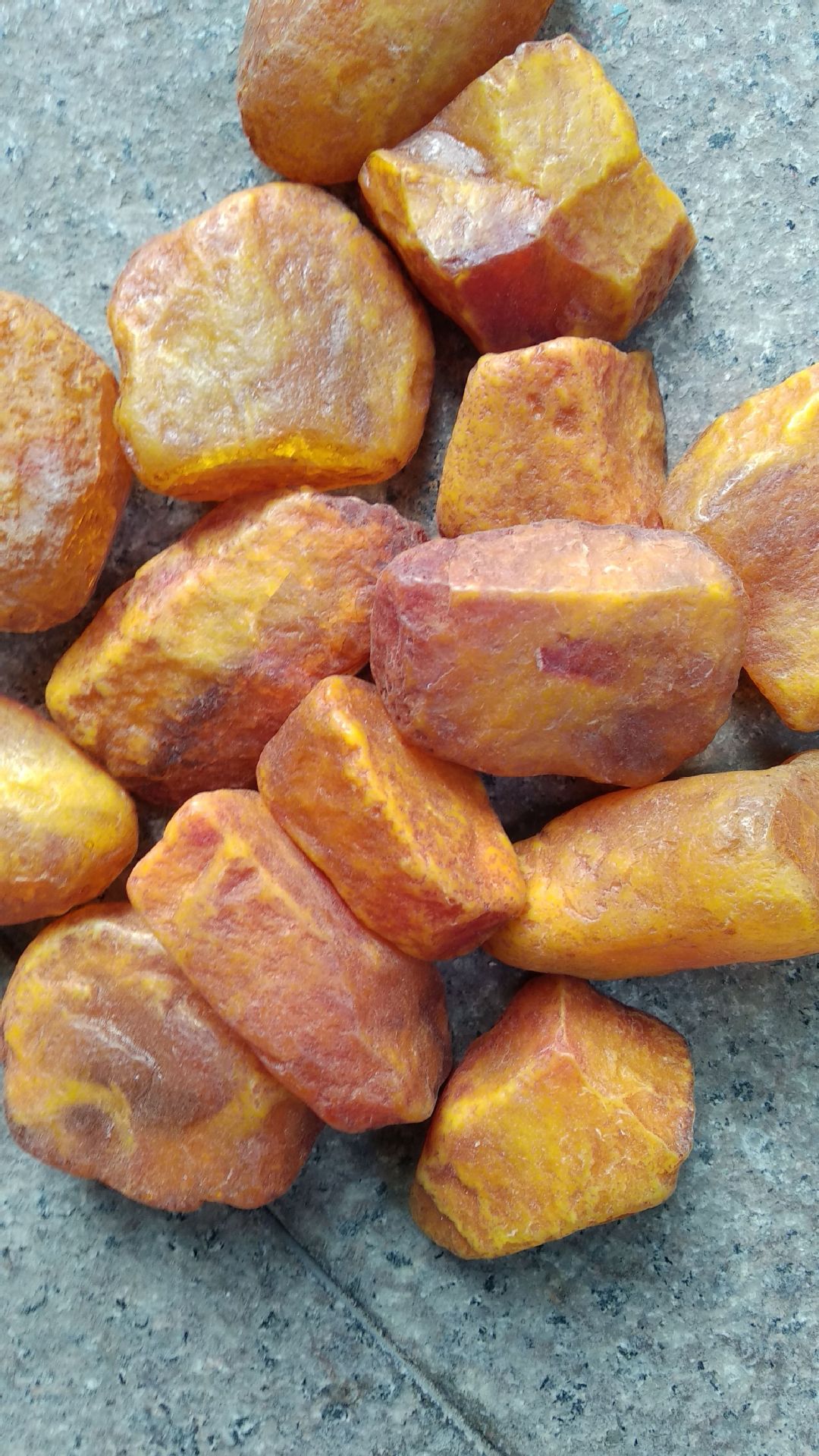 地摊景区二代琥珀蜜蜡原石血蜜鸡油黄绿蜜蓝蜜金绞蜜荧光浮盐水