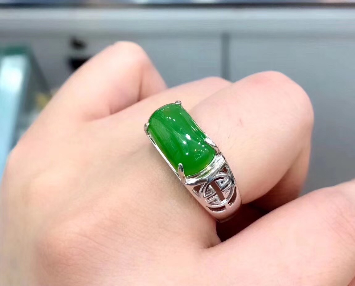 925银镶碧玉马鞍男戒  玉面尺寸:8&times;15mm   款式简单大气,上