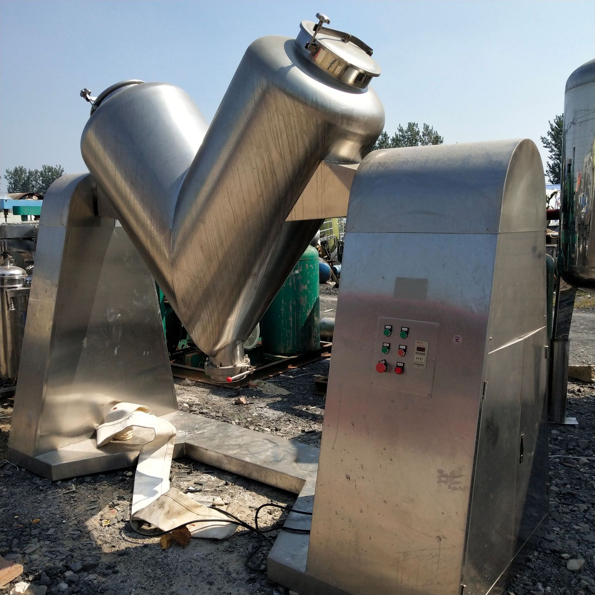 供应二手混粉机 304不锈钢制造调味料专用v型混合机 粉剂原料搅拌