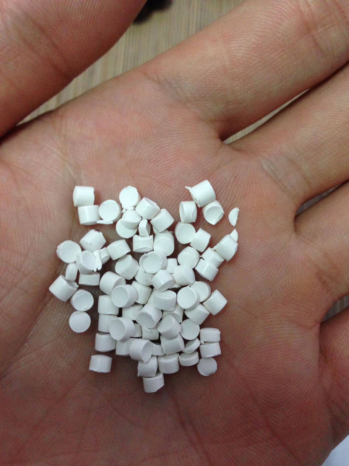 厂家直销 真空pvc落水管专用料120a度管材片材高光泽塑胶粒子原料