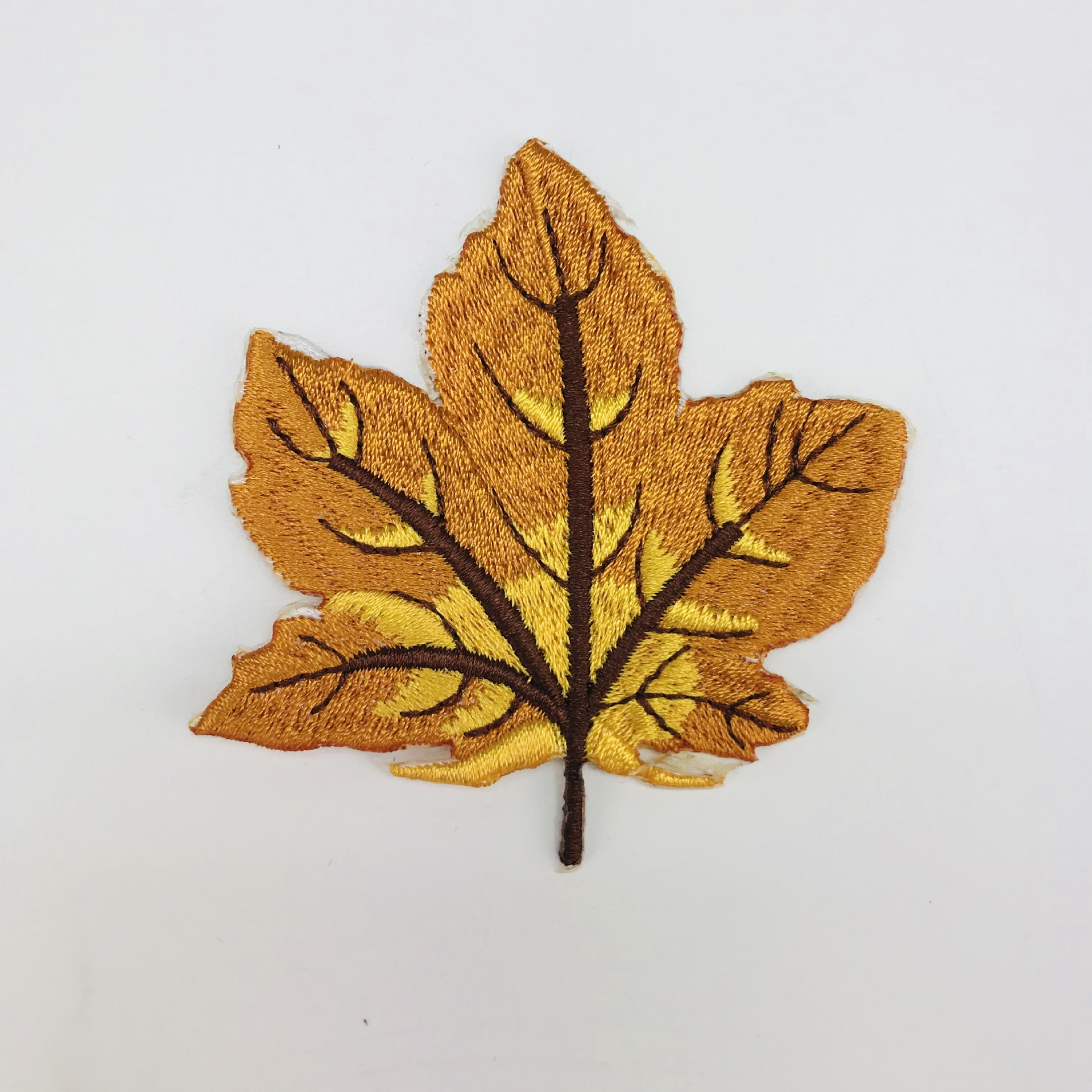 厂家直销精致枫叶刺绣布贴多色 衣服包包服装辅料装饰补丁 有现货