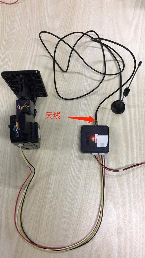 第一步:将设备连接到原投币器上的4p线拔下,接到支付盒子的" 机台"