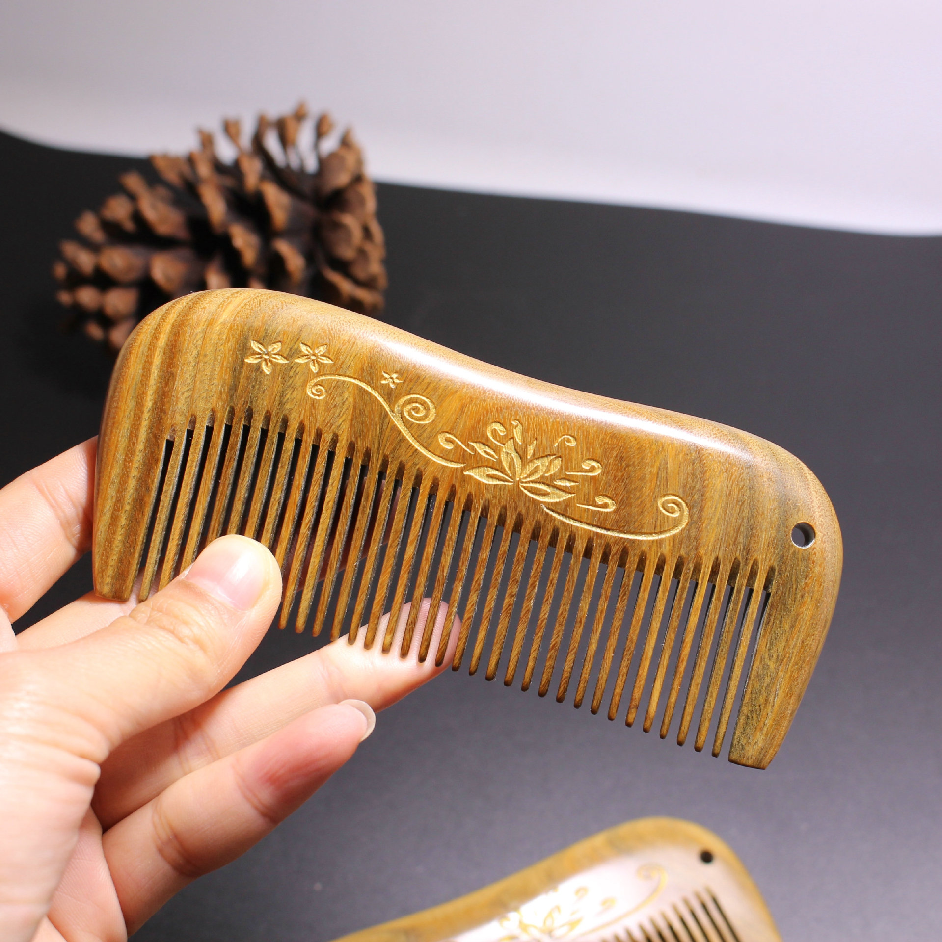 绿檀木梳子描金新款描金彩绘刻花刻字梳欢迎批发厂家工艺梳美发梳