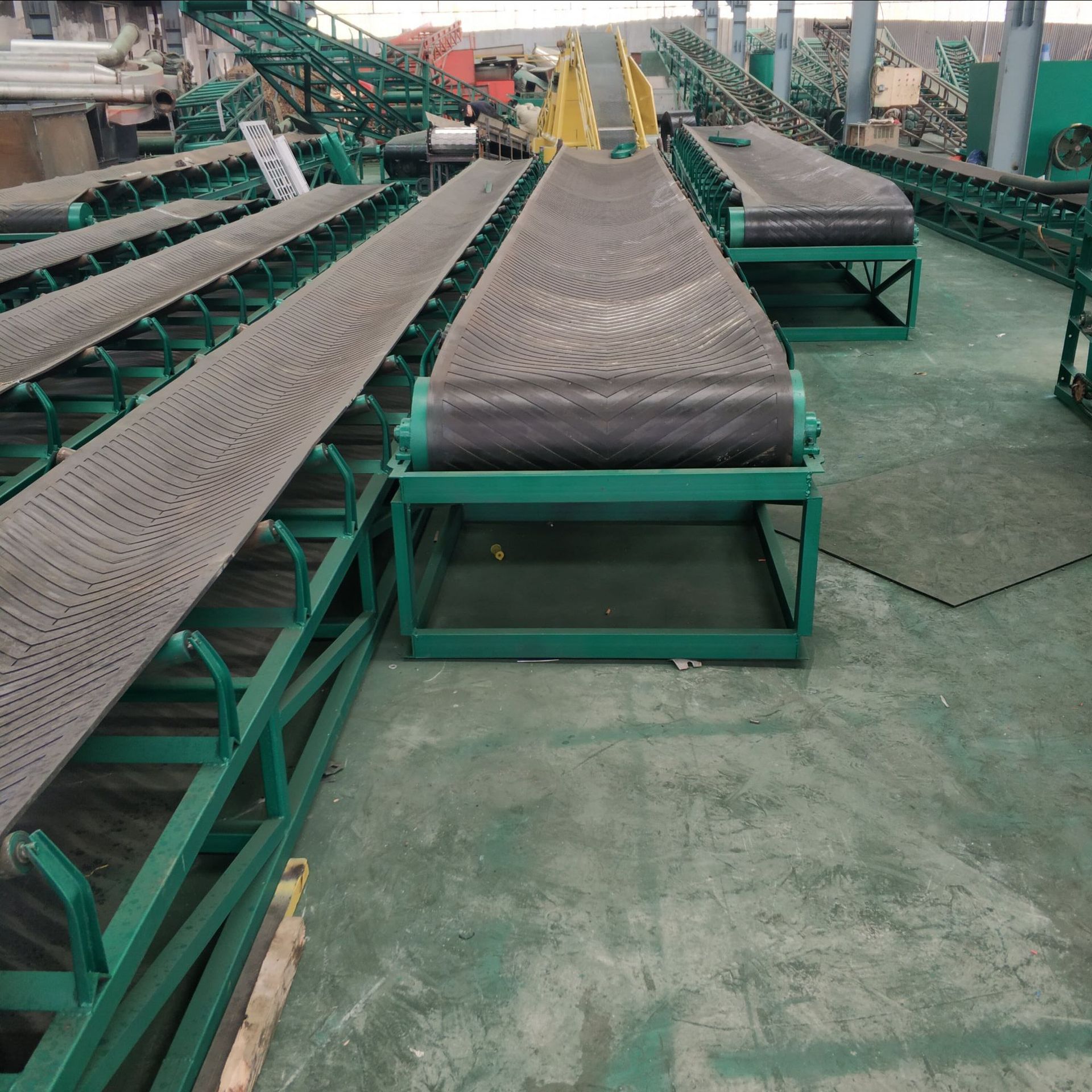 专业生产槽型爬坡送料输送机大倾角皮带输送机可调速散料传送带