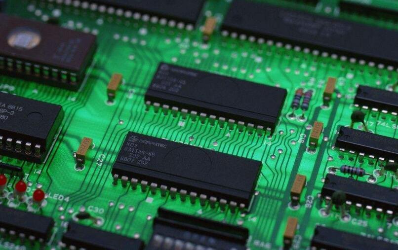 芯片是集成电路的载体,由晶圆分割而成,我们使用的智能手机,电脑,电视