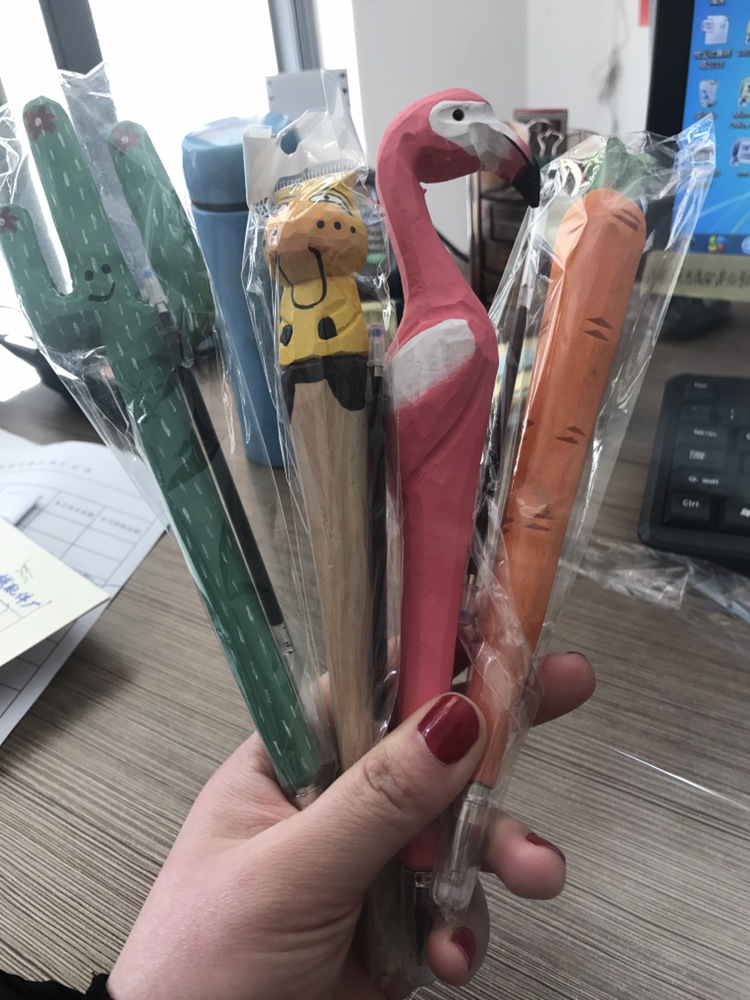忽而今夏卜冠今何洛同款笔中性笔木雕笔动物文具小兔子长颈鹿油笔