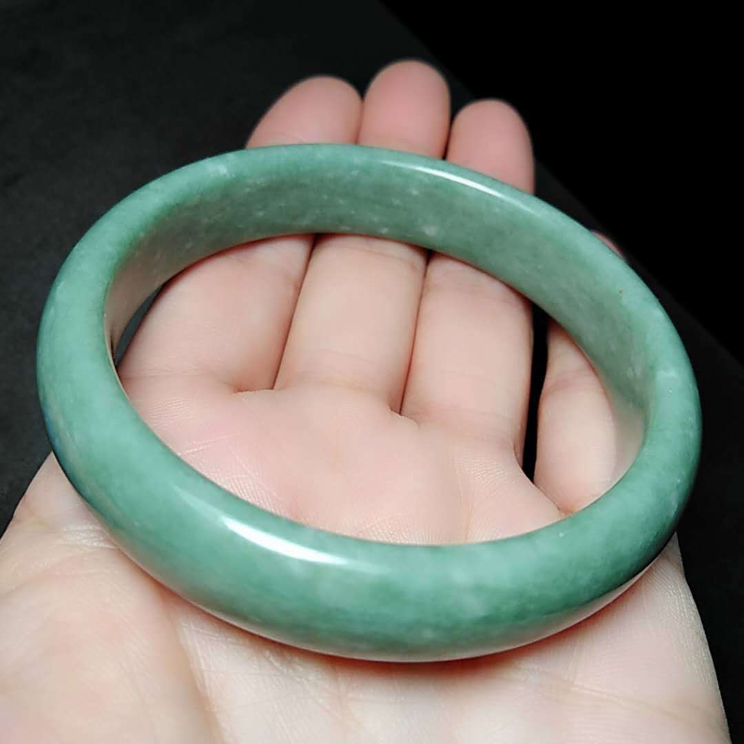 厂价特惠时尚精品贵州翠手镯 莹润油青贵州翠玉手镯