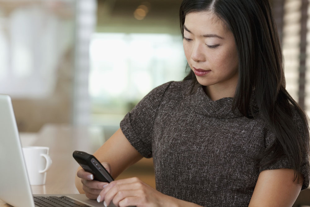 别在上班的地方玩手机