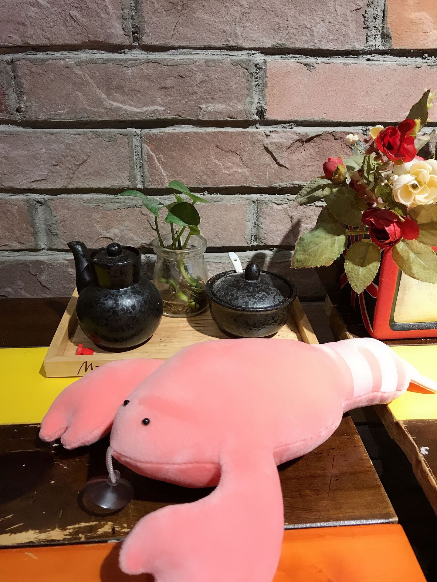 关于龙虾颜色,可以说他是粉色,也可以说是橘粉色, 室内室外光线不同拍