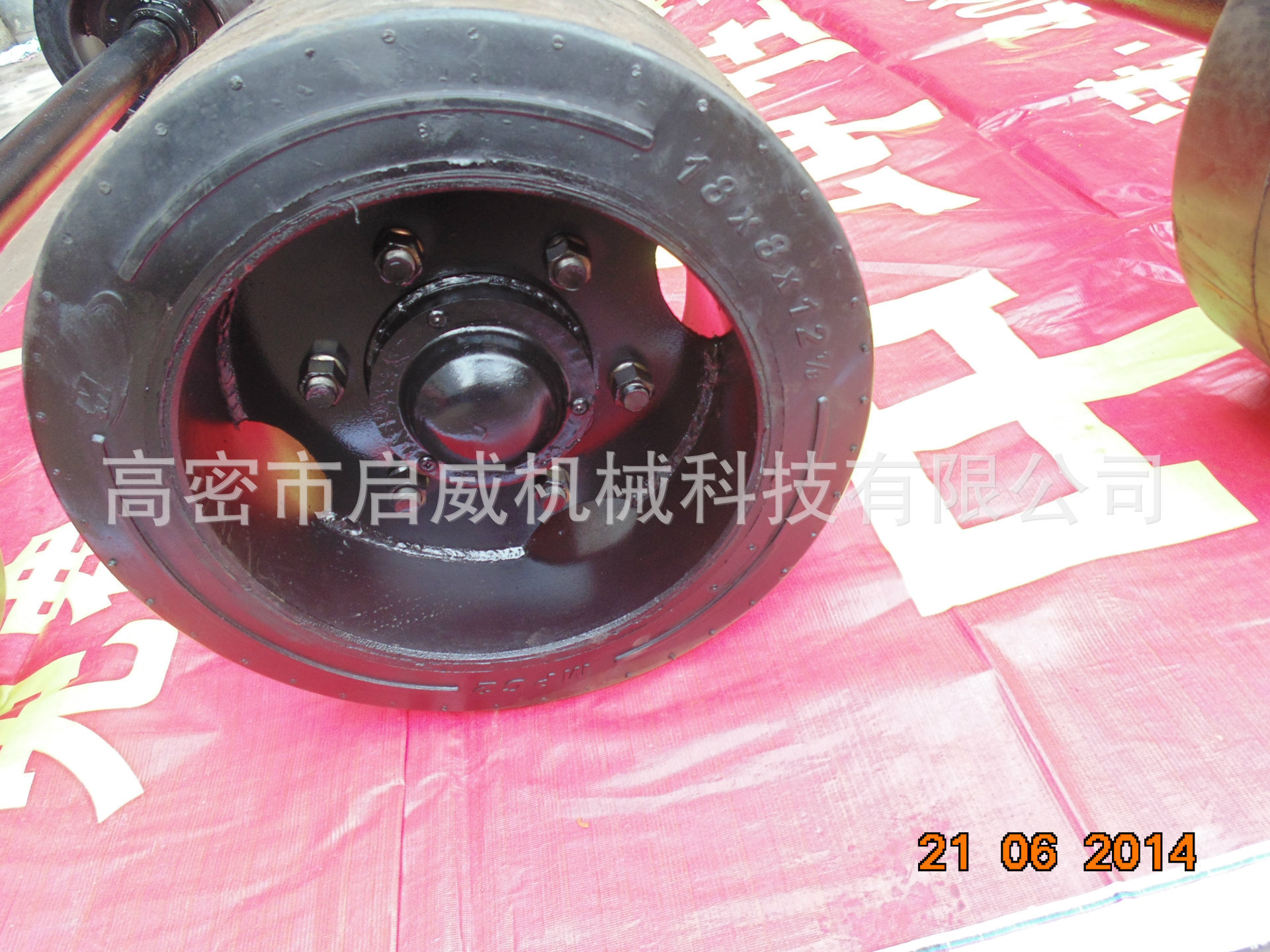10吨拖车配件 实心轮胎 无心拖车转盘厂家