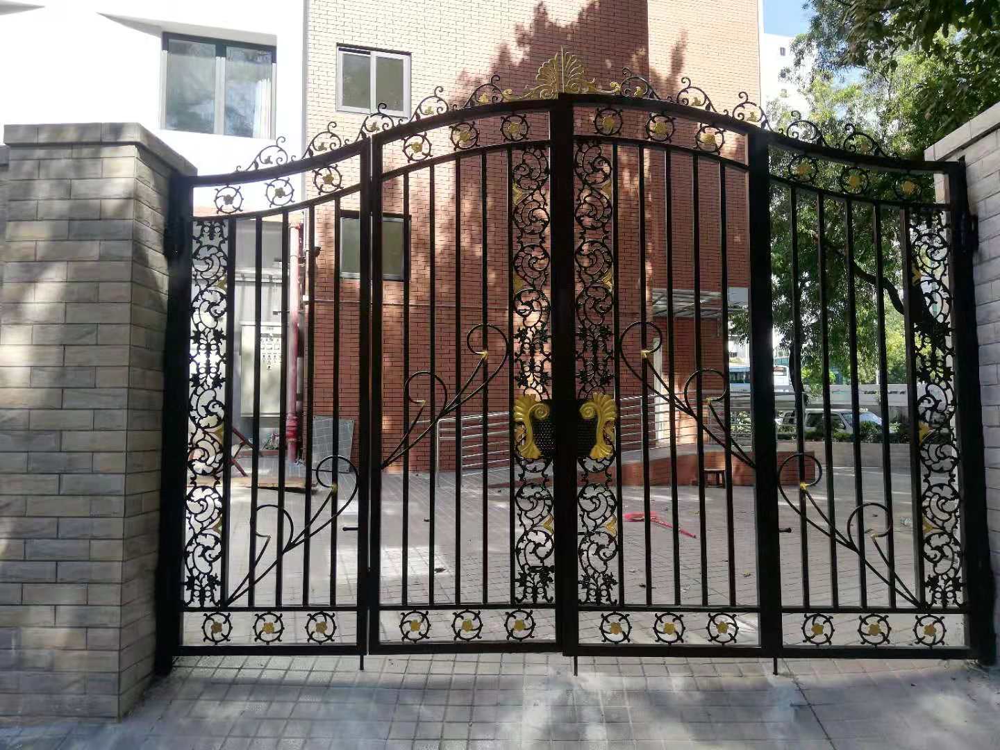 定制铁艺大门庭院别墅电动欧式平开大门围墙防盗小铁门厂家直销