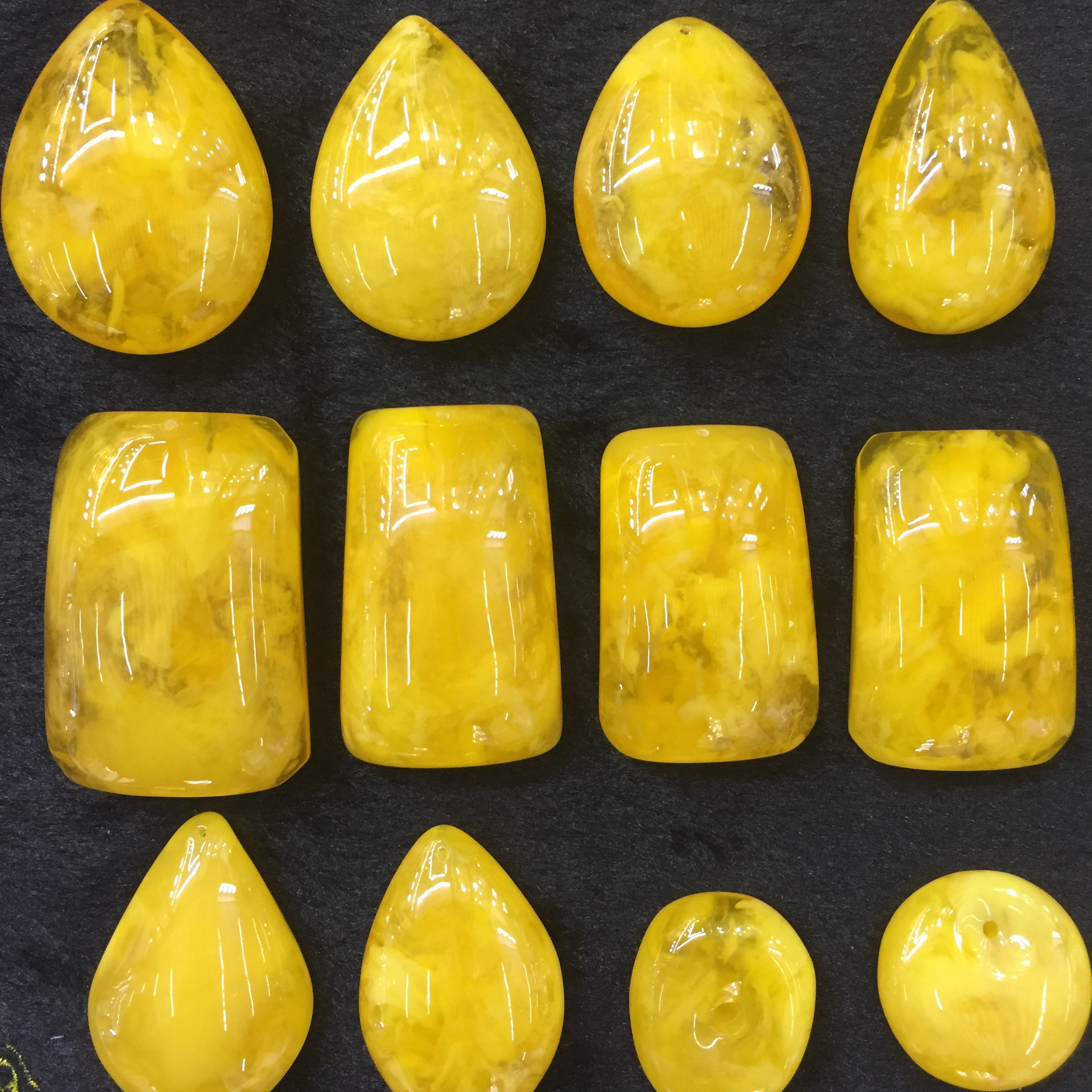 厂家直销二代浮盐水泛荧光琥珀蜜蜡金包蜜吊坠挂件