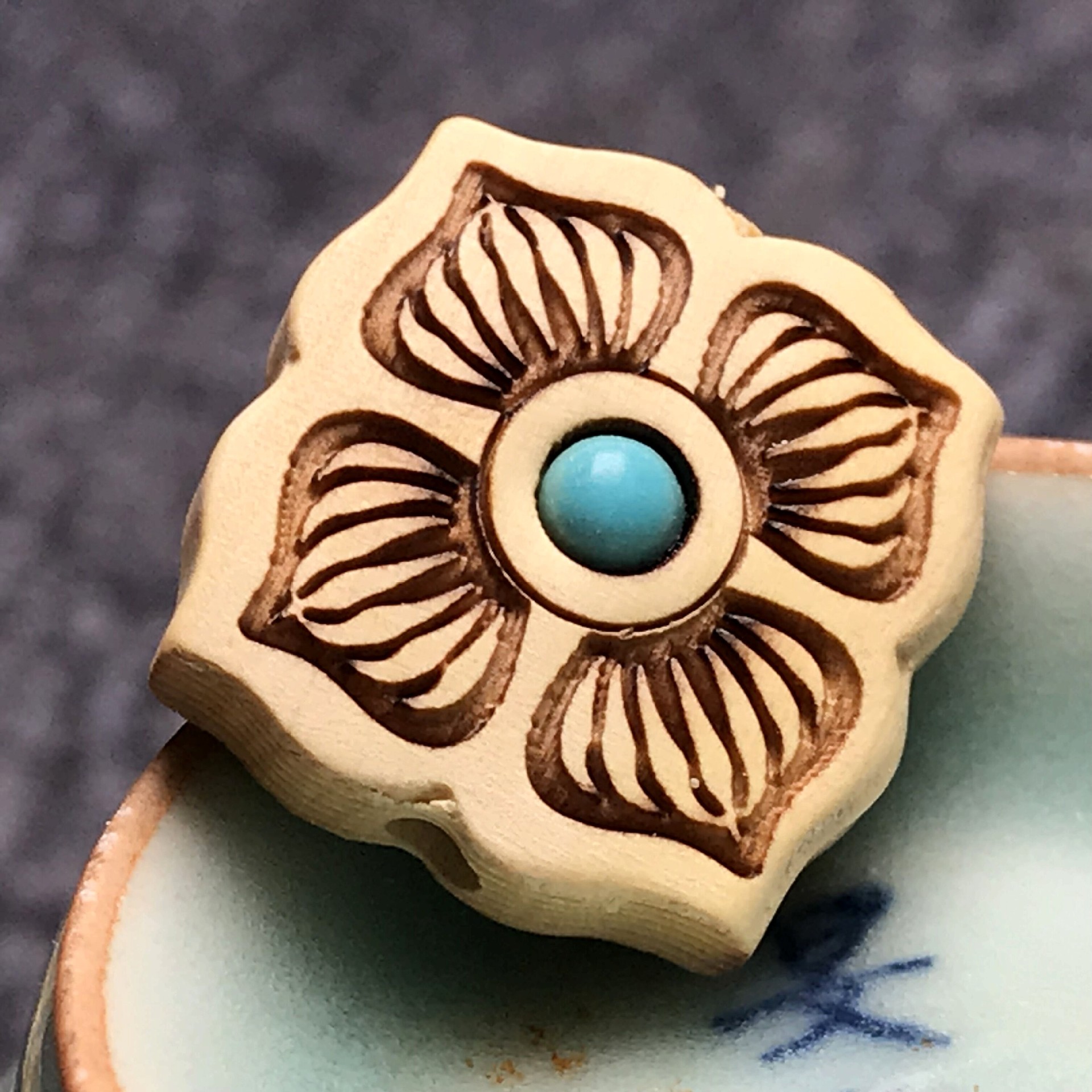 diy手工小配饰黄杨木梅花小背云 新款黄杨木镶嵌松石钥匙扣车挂饰