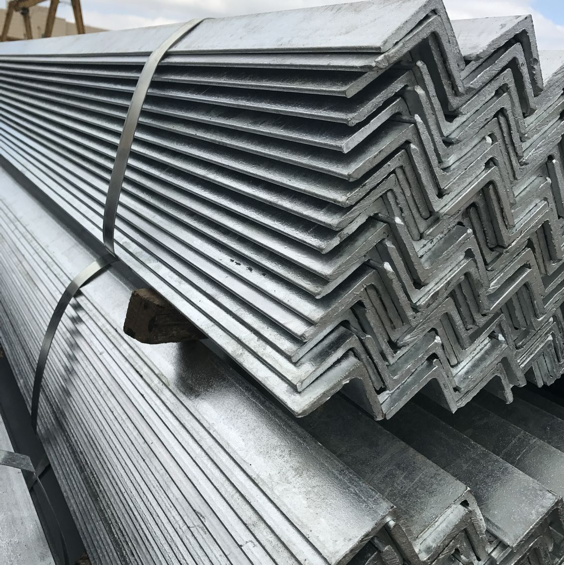 镀锌角铁25x25x3mm热镀锌三角铁可零售焊接三角铁等边角钢