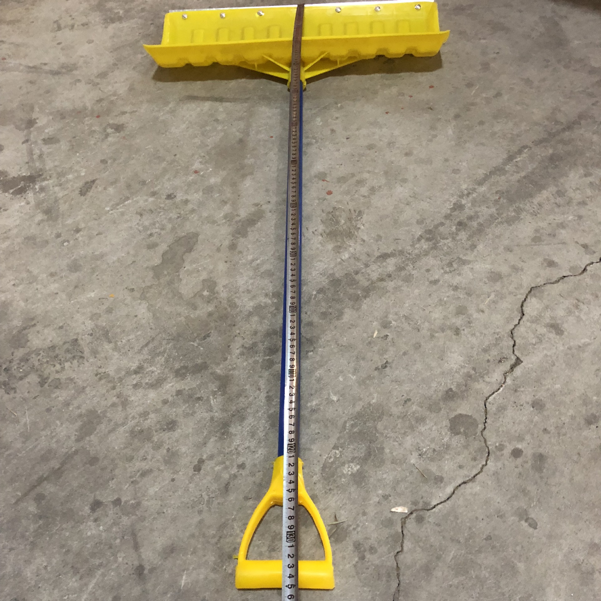 塑料推雪铲_加宽塑料推雪铲 塑料推雪板 除雪 铁手柄人工雪铲 - 阿里