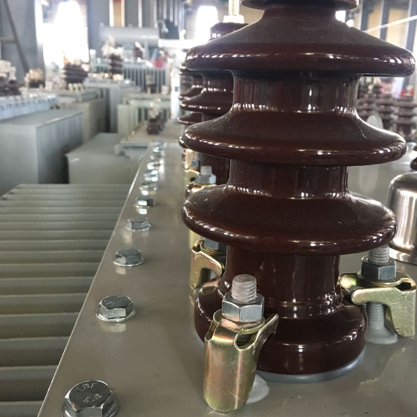 董总直接到公司来考察指导,看到我公司油浸式电力变压器上的接线桩头