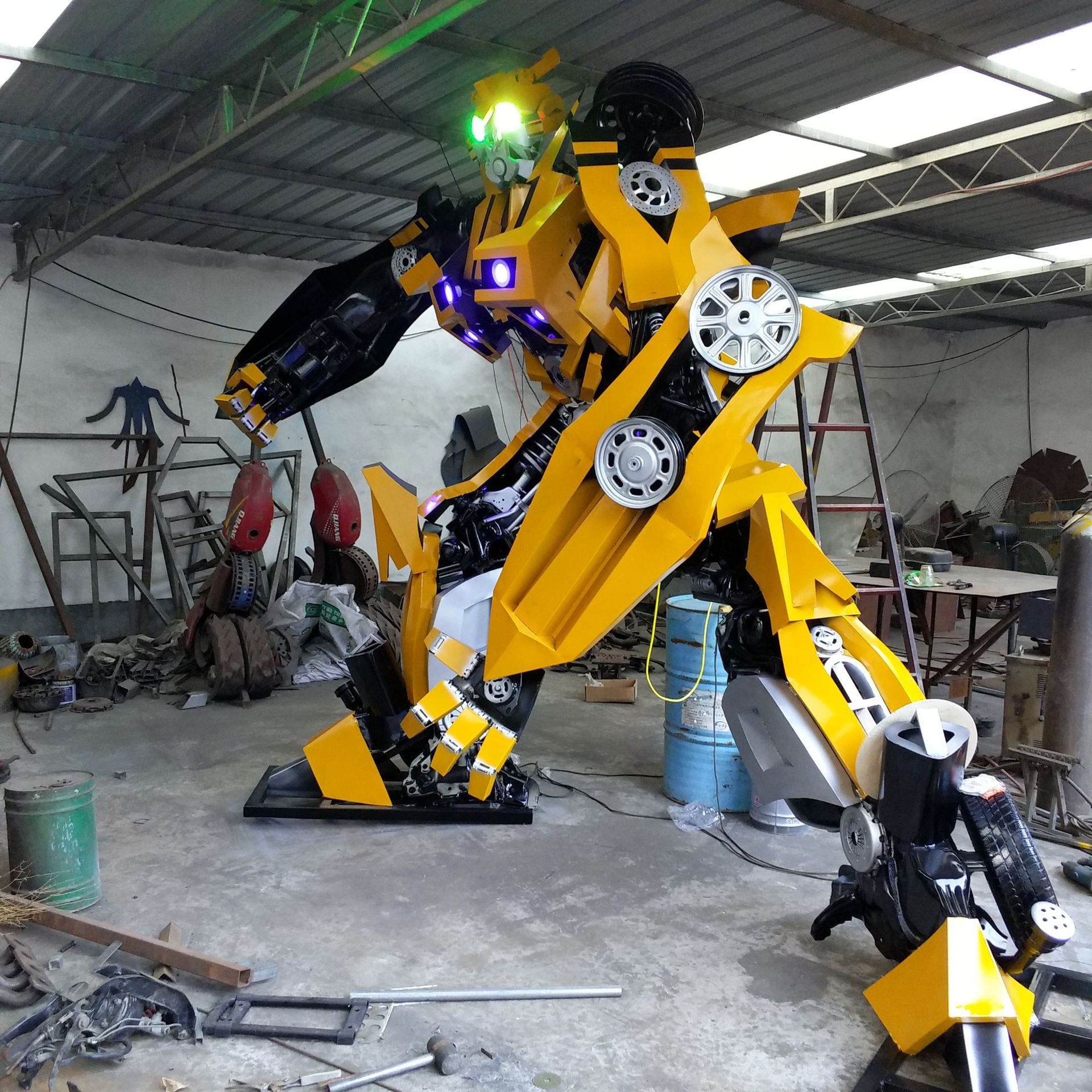 厂家直供大型变形金刚大黄蜂擎天柱汽车人铁艺机器人广场摆件模型