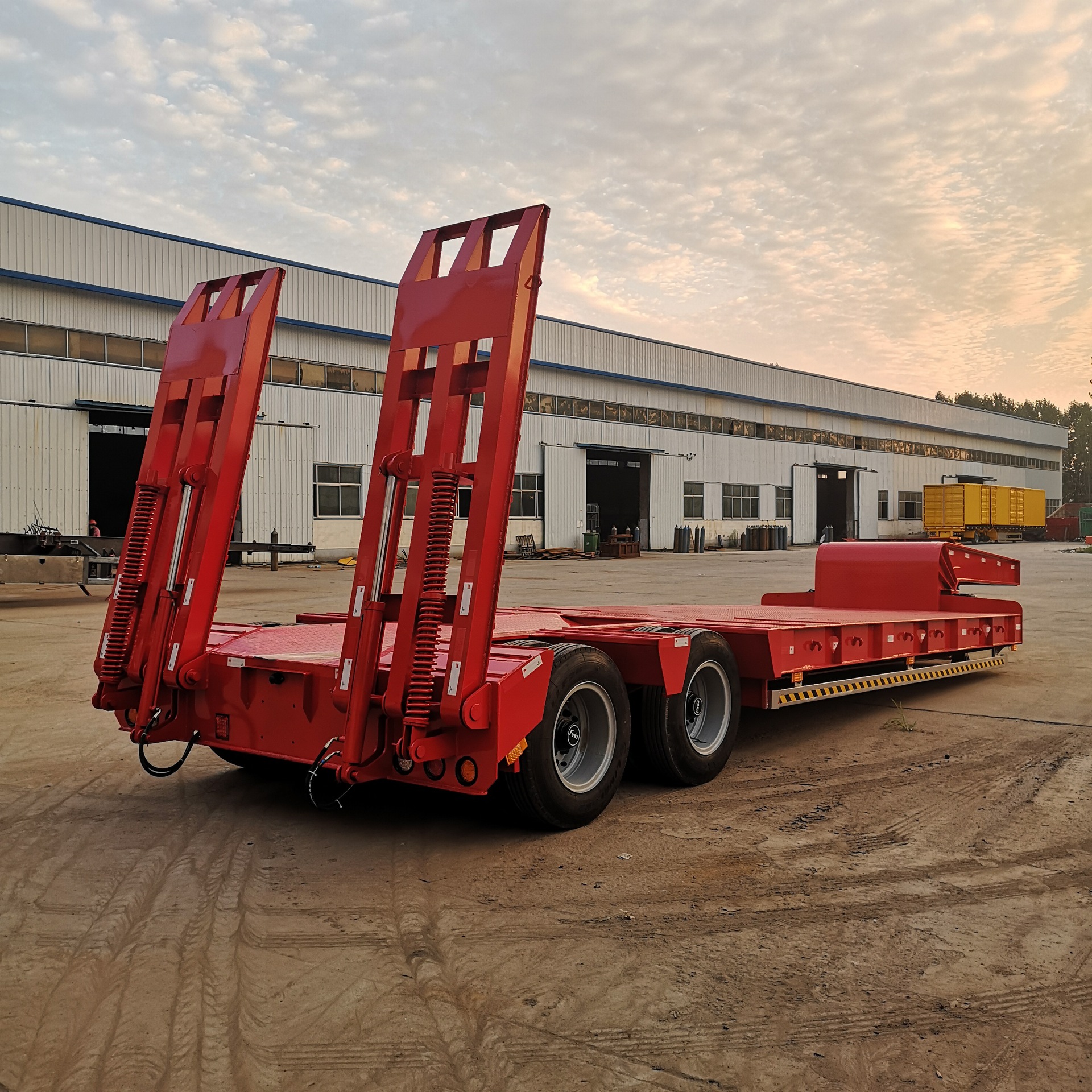三桥低平板液压爬梯半挂车多少钱液压爬梯式钩机板运输半挂车价格