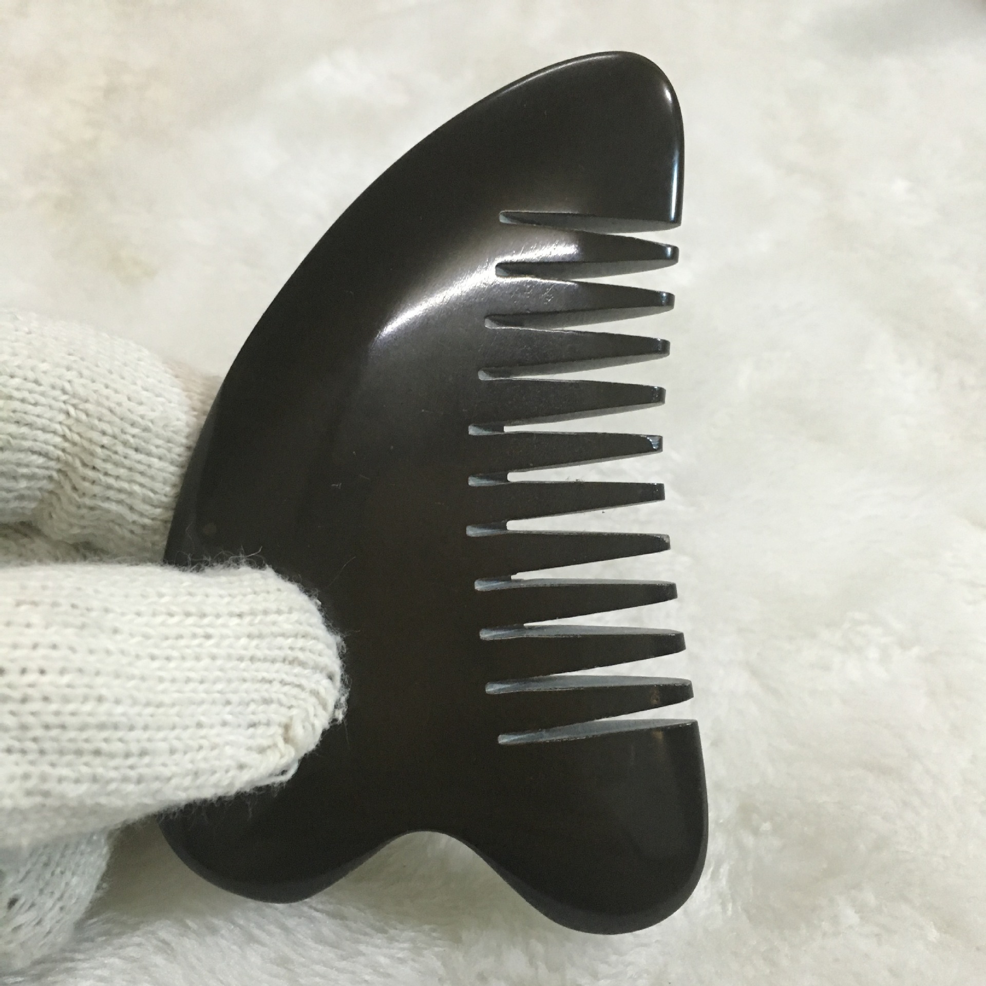 厂家直销泗水玄黄砭石梳子按摩梳三角梳多功能砭石刮痧板手工打磨