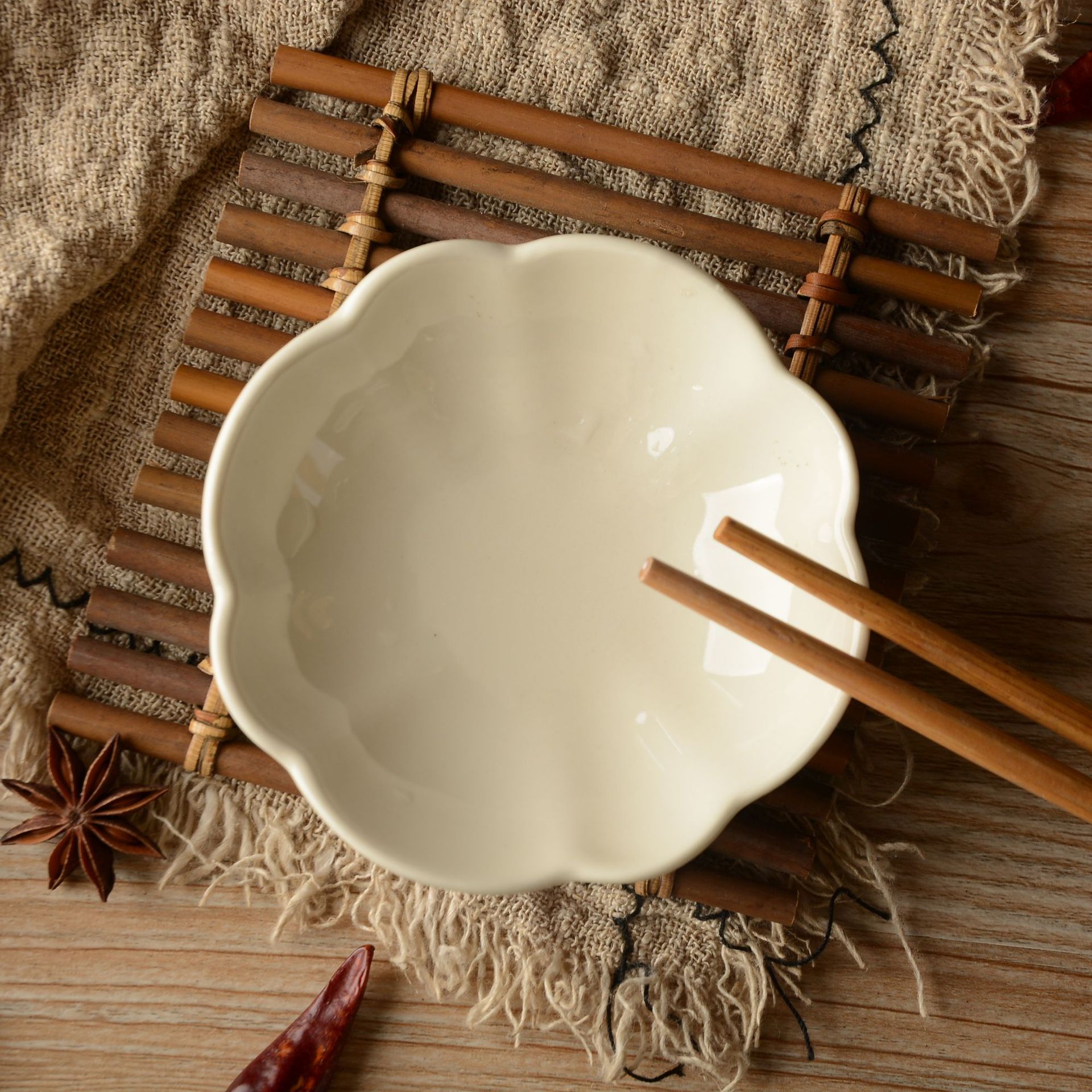 宏盛陶瓷库存 圆形莲花酱料容器 餐厅酒店餐具 佐料酱汁味碟骨碟