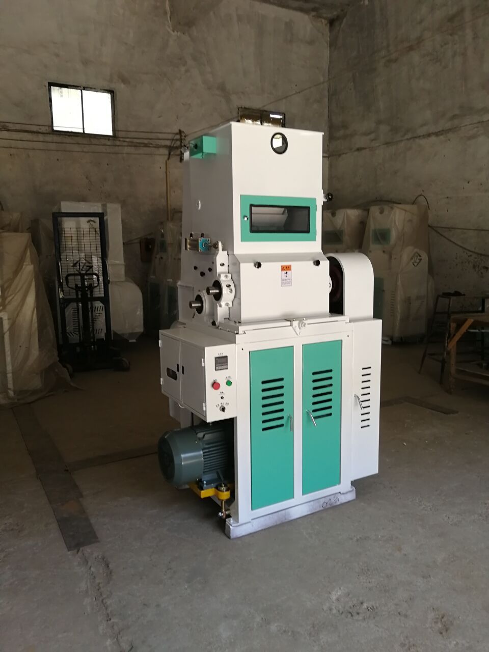 新型胶辊砻谷机,具有自动化程度高,工艺效果好,操作使用方便等特点,是