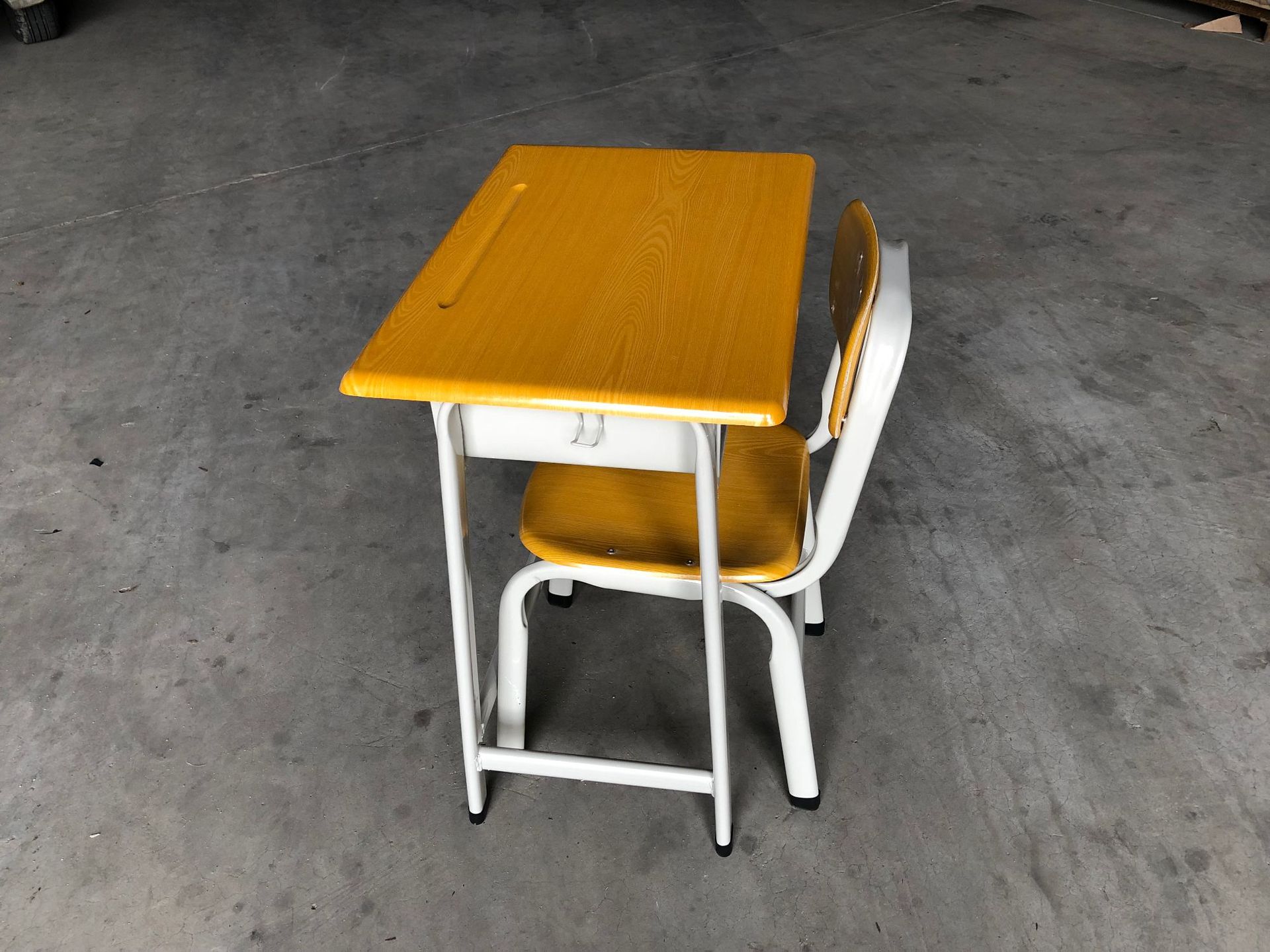 湛江碧丽华板材课桌椅中小学生单人儿童学校课桌书桌台椅厂家直销