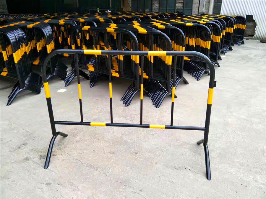 广东反光铁马护栏道路防撞防护栏公路施工围挡可移动市政隔离栏