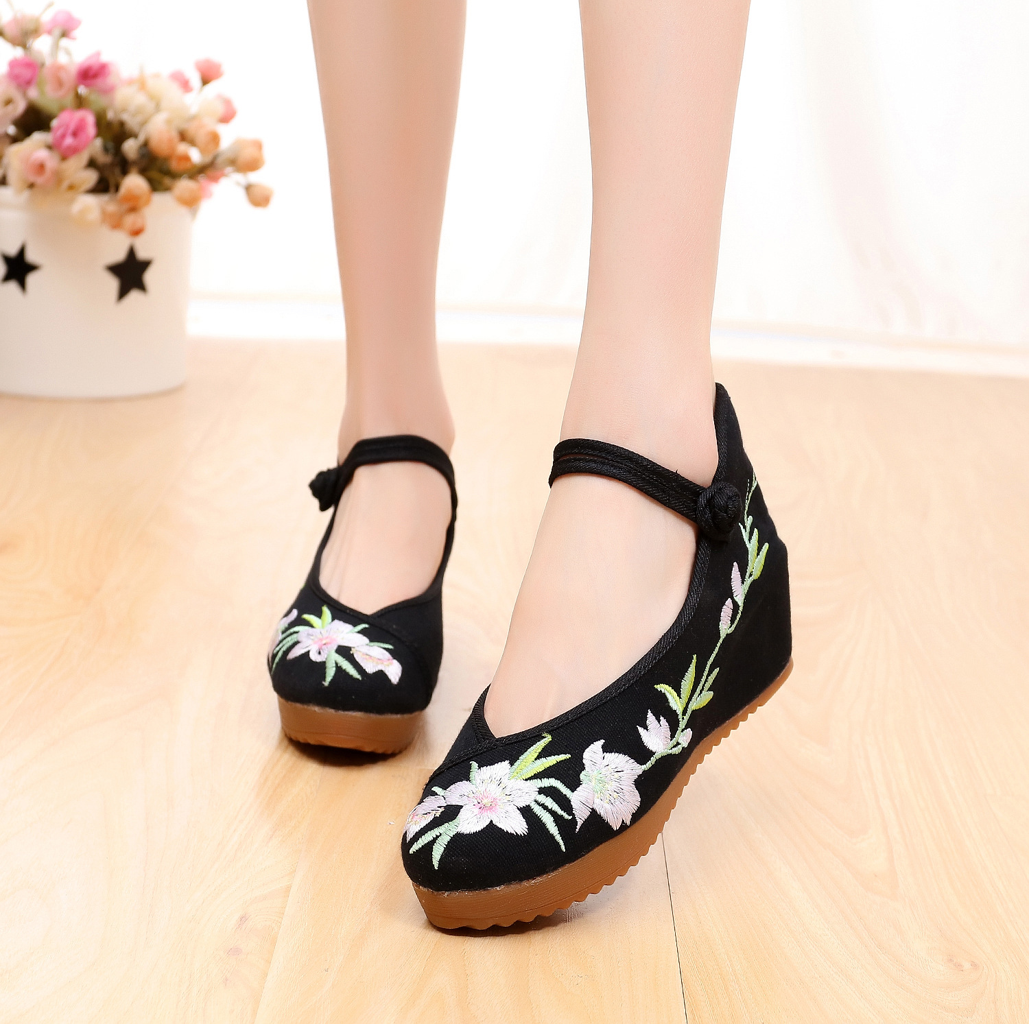 清雅大玉兰花布鞋绣花鞋单鞋广场舞民族风婚鞋