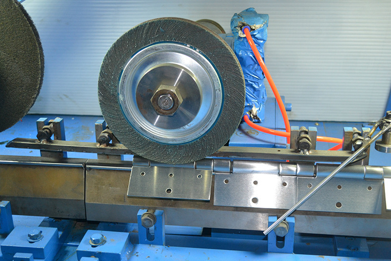 广东工厂平面千叶轮自动门合页拉丝机台式不锈钢五金锁具拉丝机