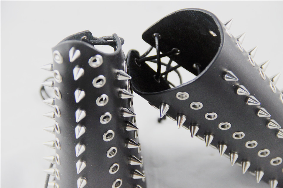 新厂家直销朋克个性手带金属铆钉真皮护腕摇滚表演手腕带跨境专供