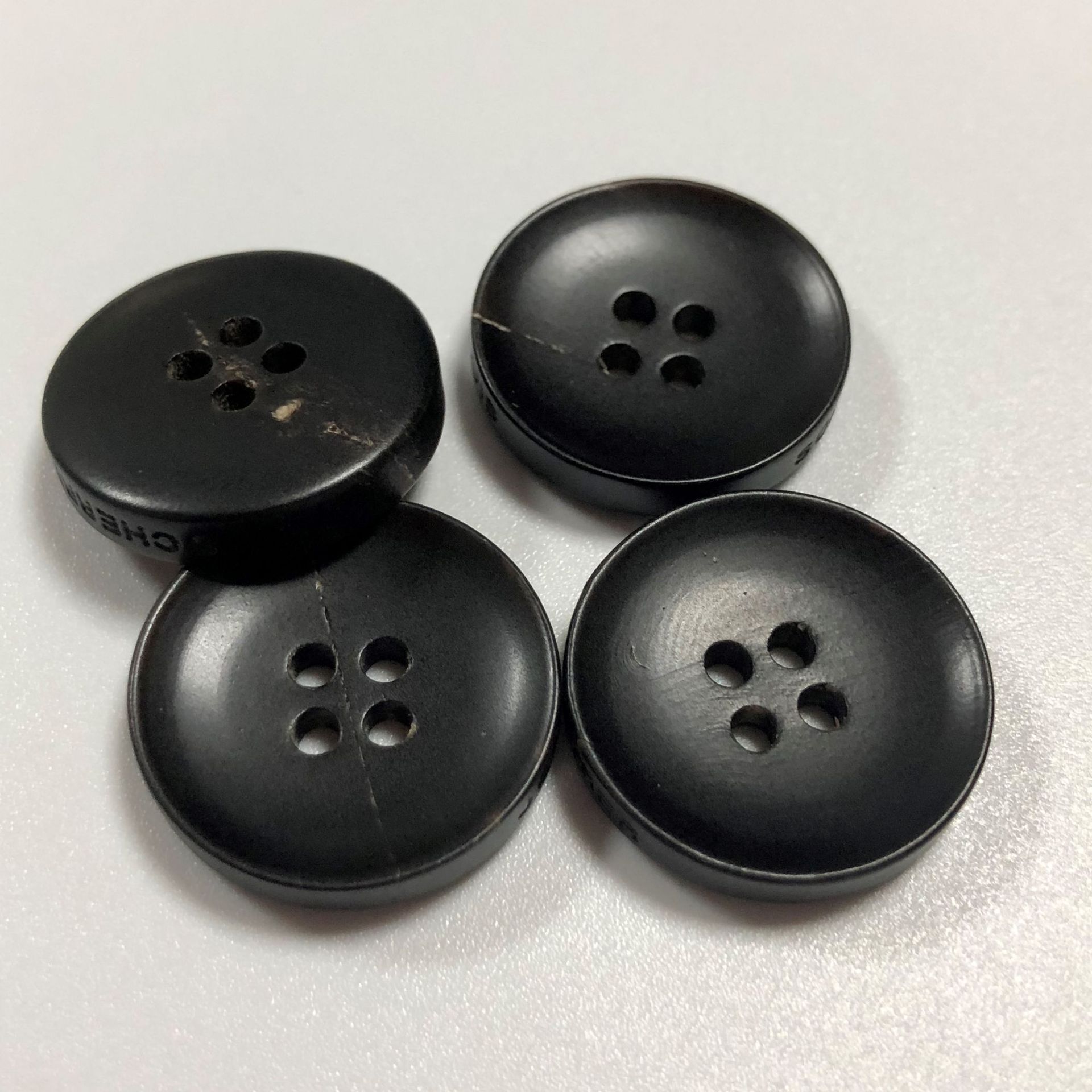 厂家直销高档西装纽扣 四眼细边圆形黑色真牛角扣子批发尺寸定制