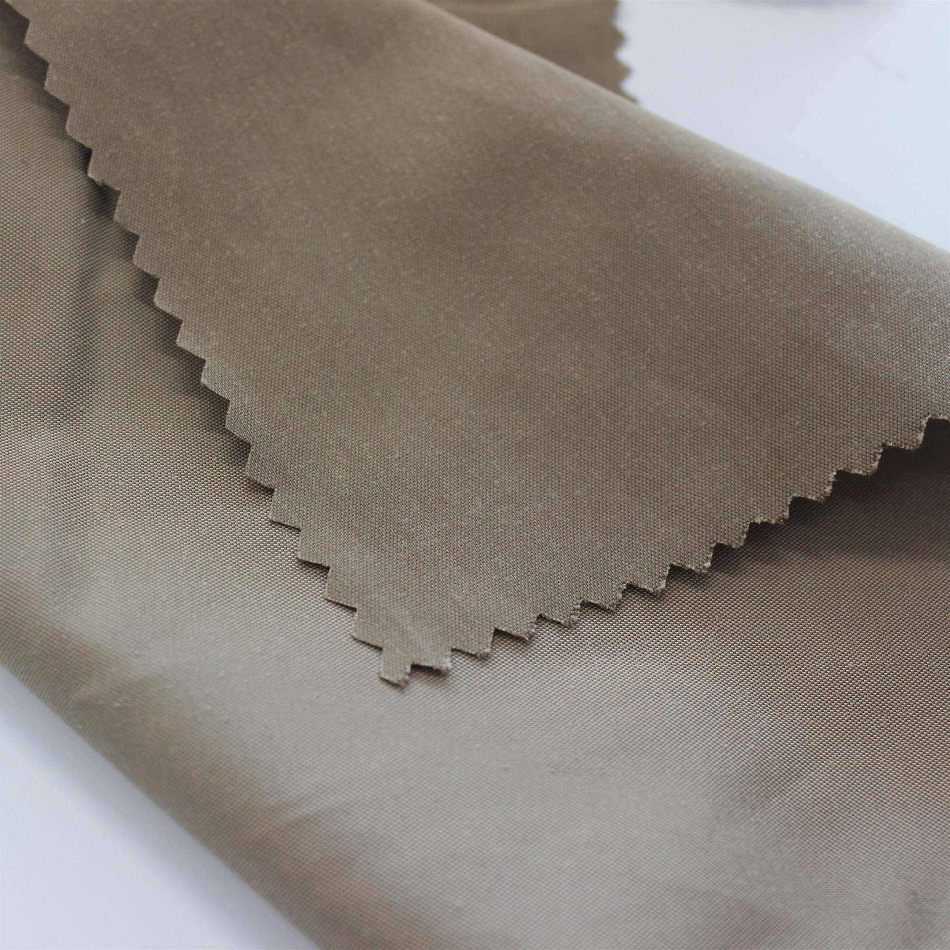 平纹涤纶锦涤长丝桃皮绒布料服装箱包里料连衣裙服装面料现货供应