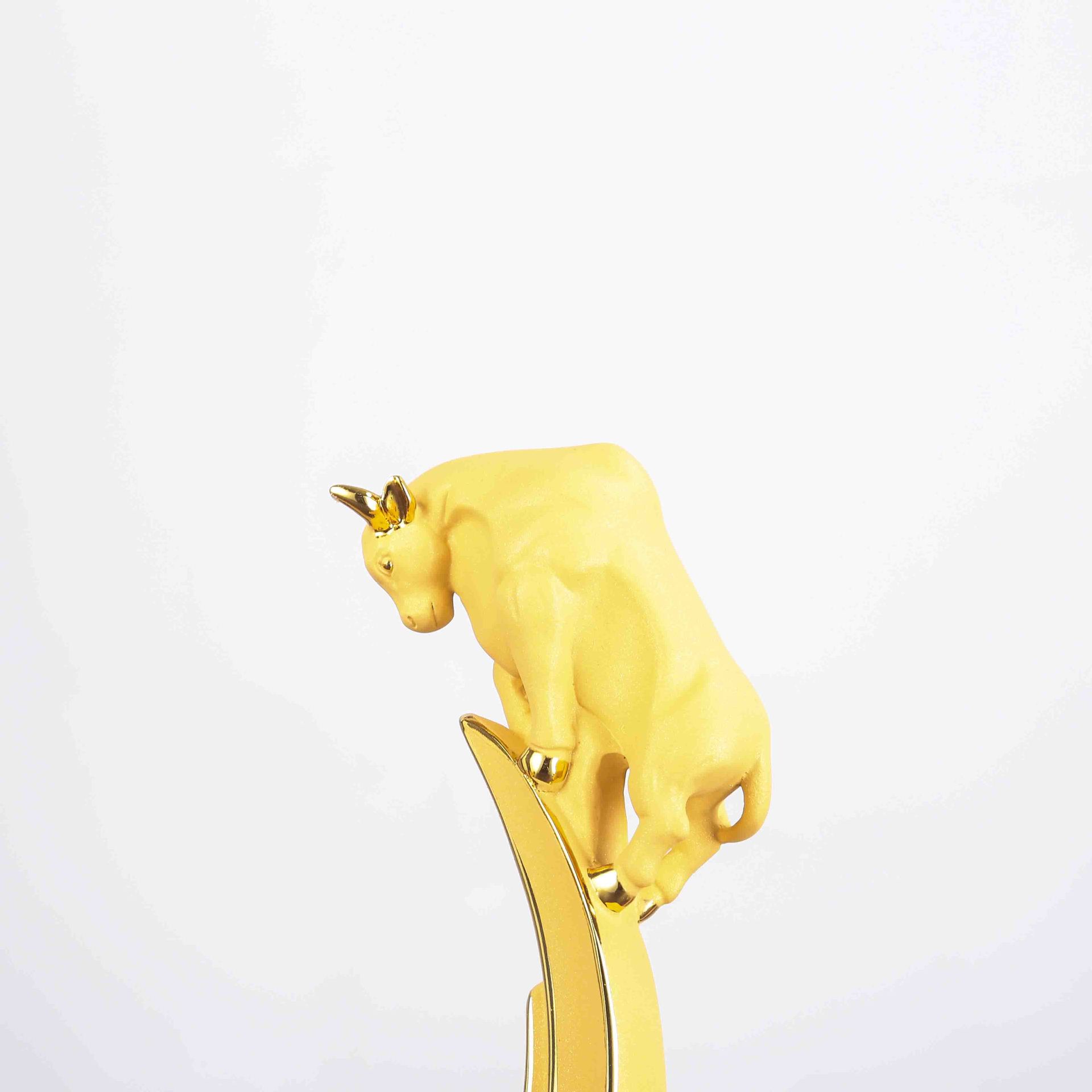 高档创意琉璃奖杯 牛势金牛奖开拓荒牛基金会奖杯奖牌定制