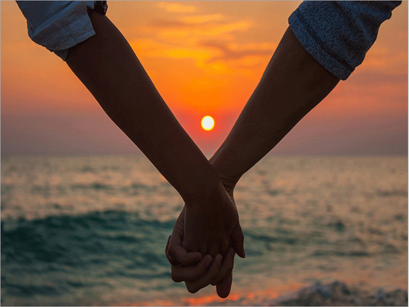 浪漫的情侣在海边手牵手-蓝牛仔影像-中国原创广告影像素材