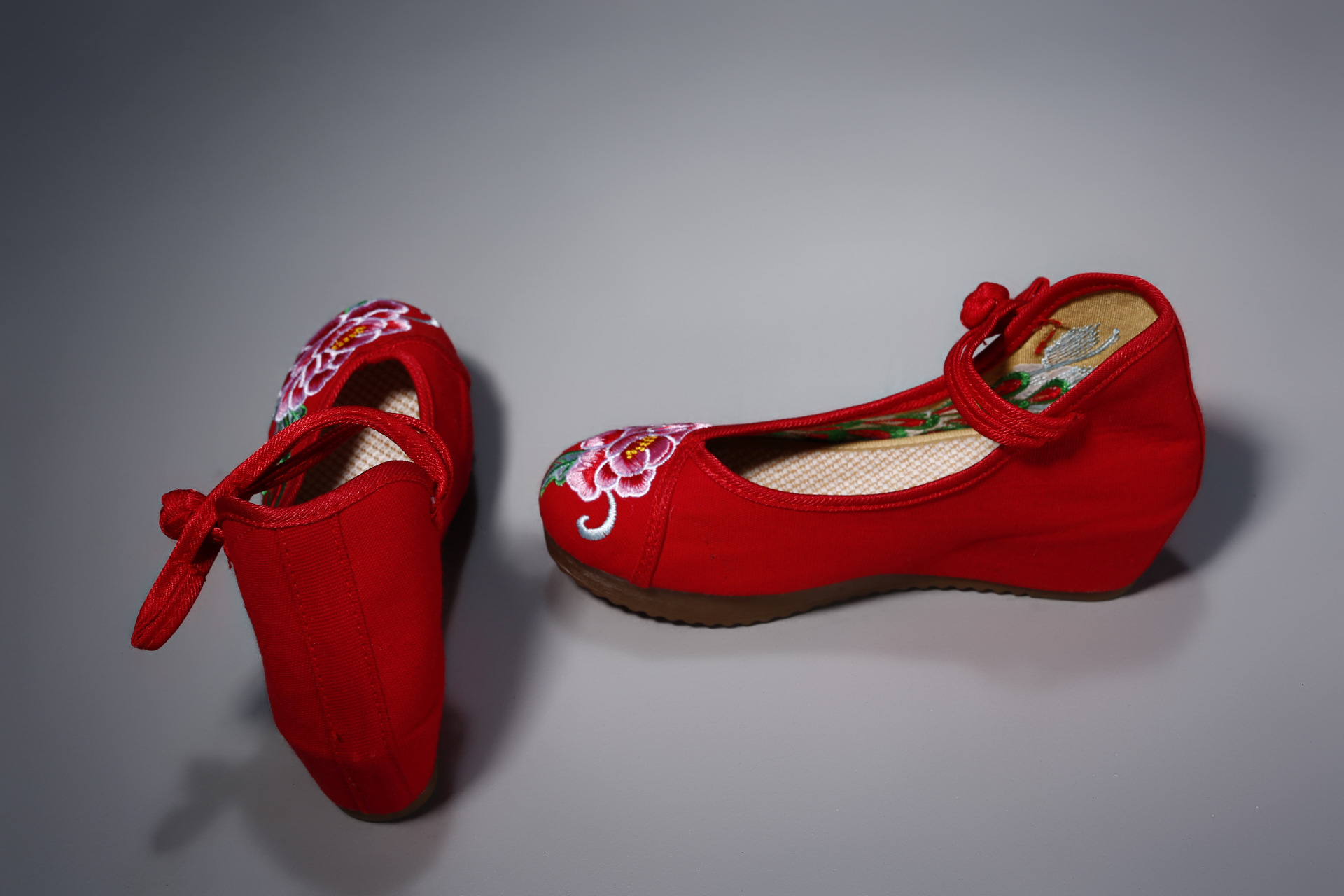 新款民族风绣花鞋 红色刺绣单鞋坡跟汉服女鞋内增高婚鞋舞蹈布鞋