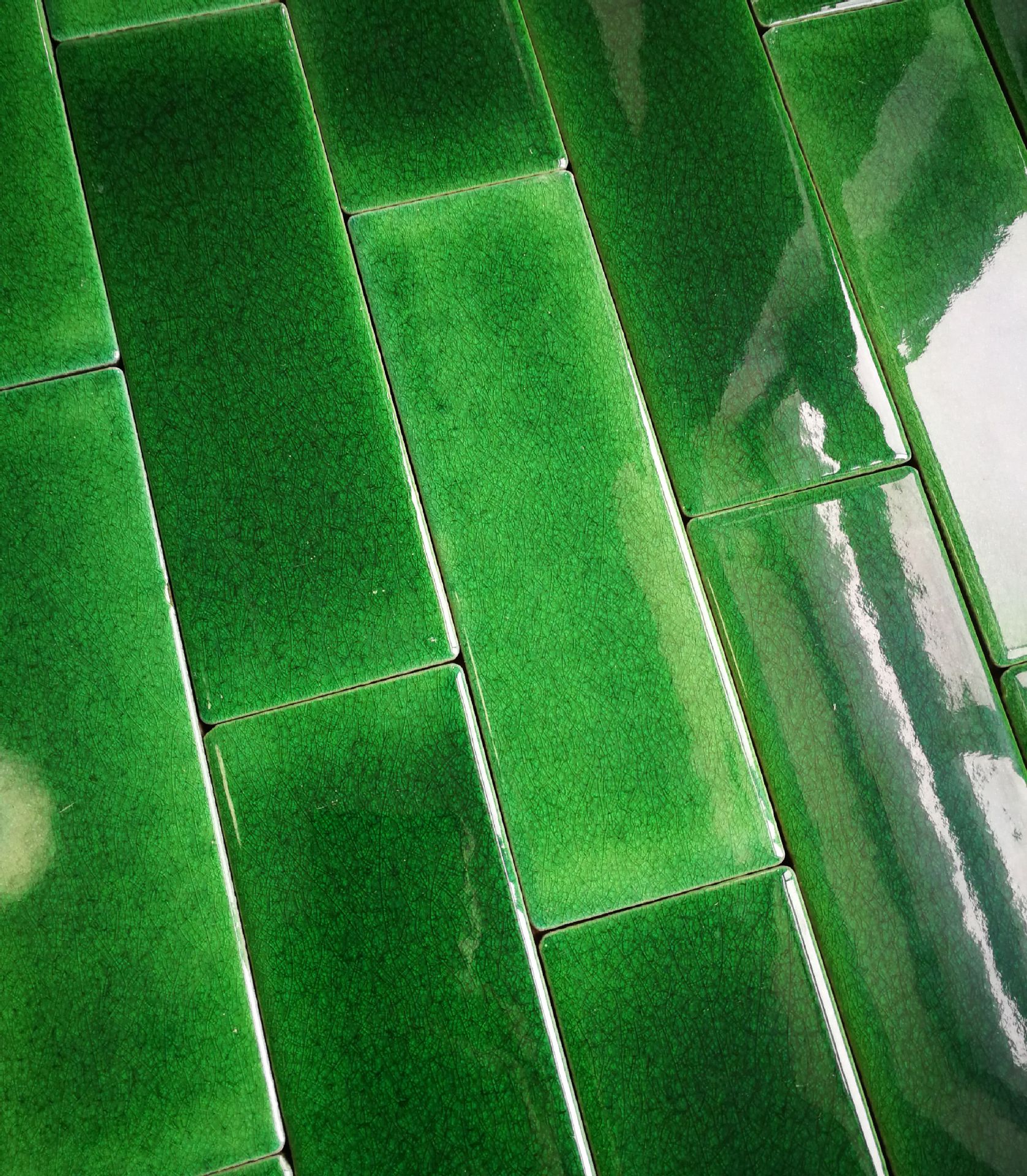 绿色冰裂纹瓷砖 墨绿浅绿彩砖 窑变冰裂纹手工砖 吧台背景墙瓷砖